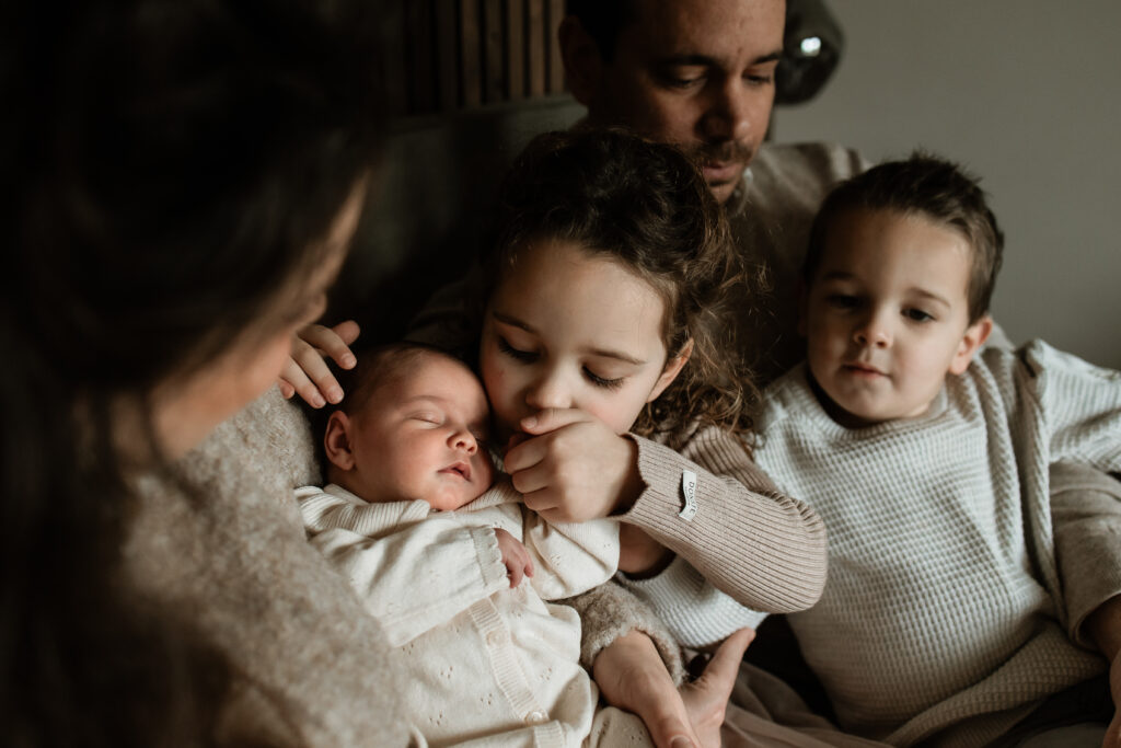 newbornshoot onrustige baby, newbornshoot Eindhoven, newbornshoot Brabant, huilende baby fotoshoot, lifestyle newborn fotografie, gezinsfotograaf Eindhoven, gezinsshoot Valkenswaard, zwangerschapsshoot Brabant, trouwfotograaf Nederland, alledaags geluk fotoshoot, newbornshoot tips, flexibele fotoshoot, fotoshoot met pasgeboren baby