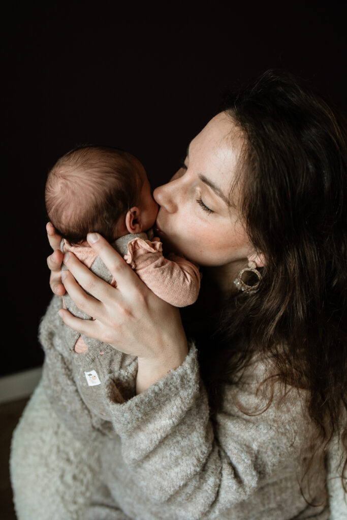 newbornshoot onrustige baby, newbornshoot Eindhoven, newbornshoot Brabant, huilende baby fotoshoot, lifestyle newborn fotografie, gezinsfotograaf Eindhoven, gezinsshoot Valkenswaard, zwangerschapsshoot Brabant, trouwfotograaf Nederland, alledaags geluk fotoshoot, newbornshoot tips, flexibele fotoshoot, fotoshoot met pasgeboren baby