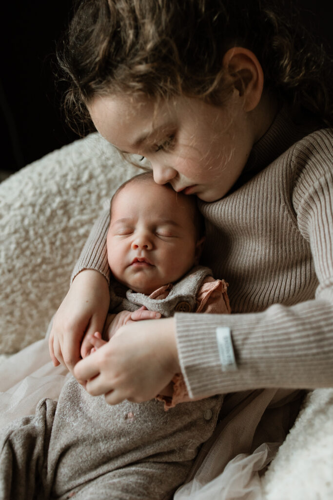 newbornshoot onrustige baby, newbornshoot Eindhoven, newbornshoot Brabant, huilende baby fotoshoot, lifestyle newborn fotografie, gezinsfotograaf Eindhoven, gezinsshoot Valkenswaard, zwangerschapsshoot Brabant, trouwfotograaf Nederland, alledaags geluk fotoshoot, newbornshoot tips, flexibele fotoshoot, fotoshoot met pasgeboren baby