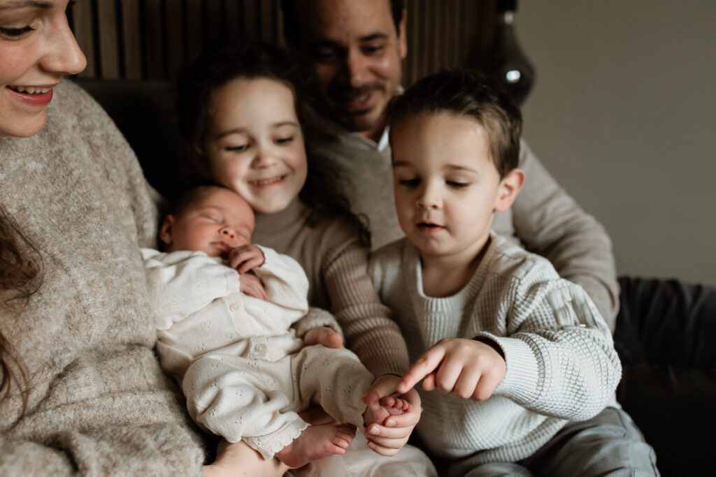 newbornshoot onrustige baby, newbornshoot Eindhoven, newbornshoot Brabant, huilende baby fotoshoot, lifestyle newborn fotografie, gezinsfotograaf Eindhoven, gezinsshoot Valkenswaard, zwangerschapsshoot Brabant, trouwfotograaf Nederland, alledaags geluk fotoshoot, newbornshoot tips, flexibele fotoshoot, fotoshoot met pasgeboren baby
