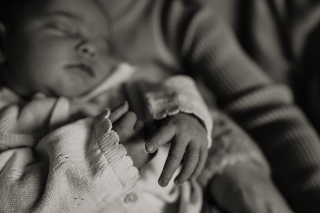 newbornshoot onrustige baby, newbornshoot Eindhoven, newbornshoot Brabant, huilende baby fotoshoot, lifestyle newborn fotografie, gezinsfotograaf Eindhoven, gezinsshoot Valkenswaard, zwangerschapsshoot Brabant, trouwfotograaf Nederland, alledaags geluk fotoshoot, newbornshoot tips, flexibele fotoshoot, fotoshoot met pasgeboren baby