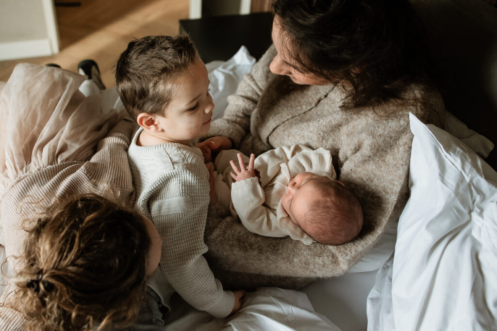 newbornshoot onrustige baby, newbornshoot Eindhoven, newbornshoot Brabant, huilende baby fotoshoot, lifestyle newborn fotografie, gezinsfotograaf Eindhoven, gezinsshoot Valkenswaard, zwangerschapsshoot Brabant, trouwfotograaf Nederland, alledaags geluk fotoshoot, newbornshoot tips, flexibele fotoshoot, fotoshoot met pasgeboren baby