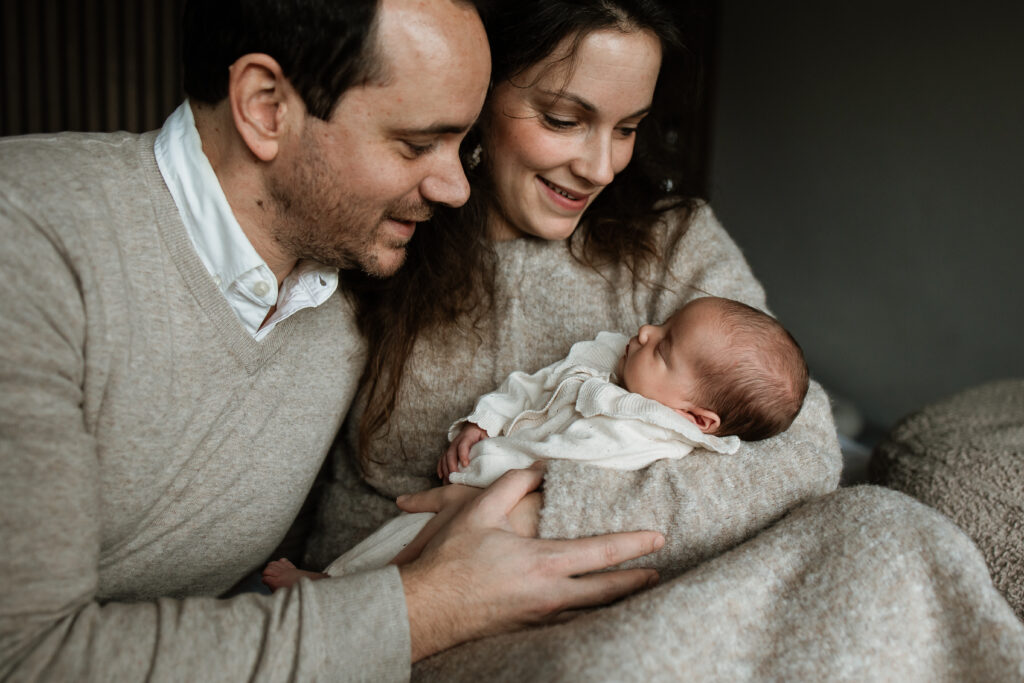 newbornshoot onrustige baby, newbornshoot Eindhoven, newbornshoot Brabant, huilende baby fotoshoot, lifestyle newborn fotografie, gezinsfotograaf Eindhoven, gezinsshoot Valkenswaard, zwangerschapsshoot Brabant, trouwfotograaf Nederland, alledaags geluk fotoshoot, newbornshoot tips, flexibele fotoshoot, fotoshoot met pasgeboren baby