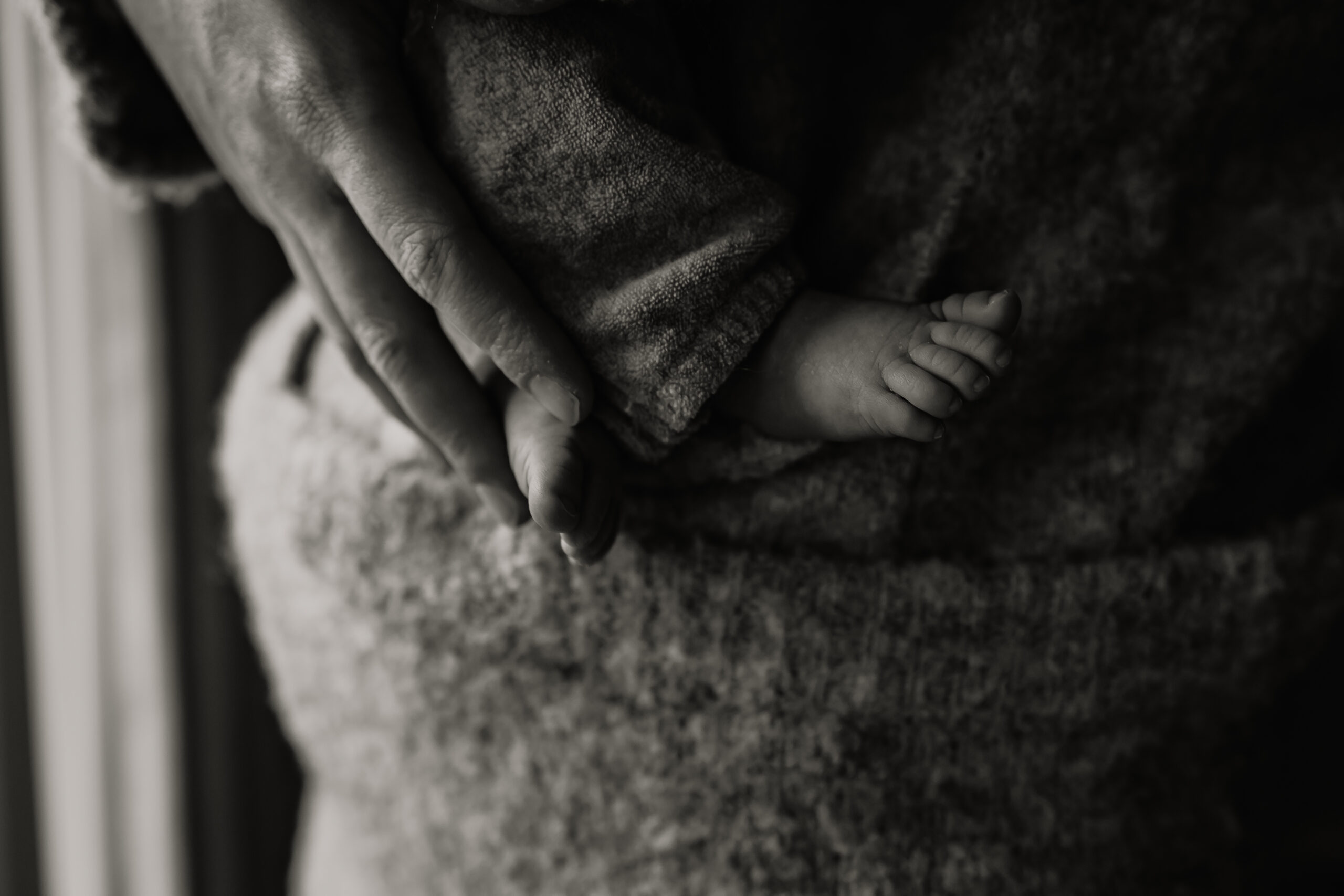 newbornshoot onrustige baby, newbornshoot Eindhoven, newbornshoot Brabant, huilende baby fotoshoot, lifestyle newborn fotografie, gezinsfotograaf Eindhoven, gezinsshoot Valkenswaard, zwangerschapsshoot Brabant, trouwfotograaf Nederland, alledaags geluk fotoshoot, newbornshoot tips, flexibele fotoshoot, fotoshoot met pasgeboren baby
