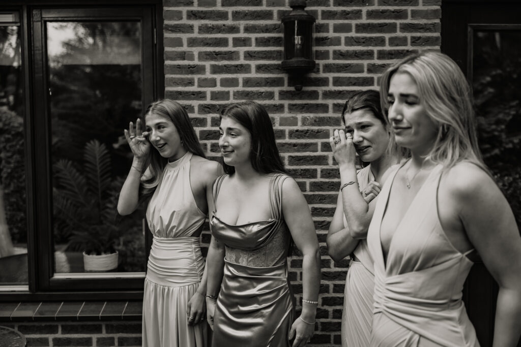 Emotionele zwart-wit foto van bruid die haar vader omhelst buiten bij Kasteel Ruurlo, trouwfotograaf Achterhoek