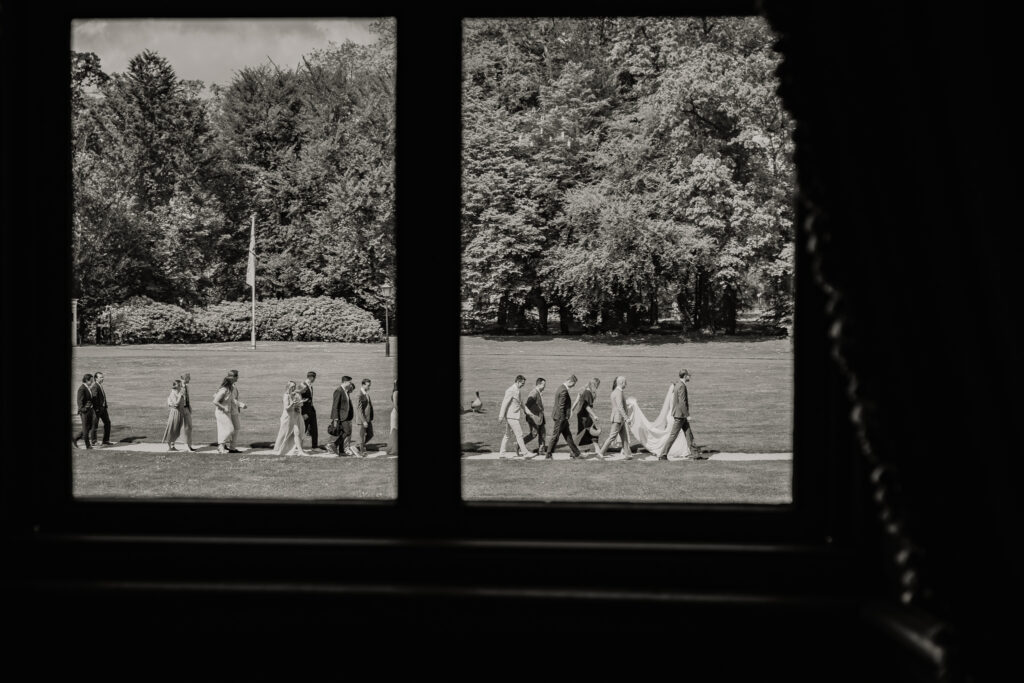  Bruidegom leest geloften voor aan bruid tijdens intieme ceremonie in gouden zaal Kasteel Ruurlo Achterhoek