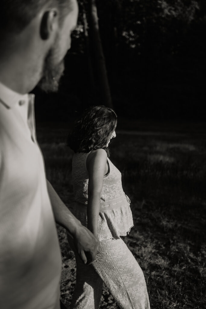 spontane zwangerschapsshoot in de natuur met warm zomerlicht