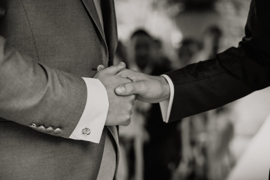 hampagne wordt geopend en ingeschonken na de ceremonie, spontane trouwfotografie