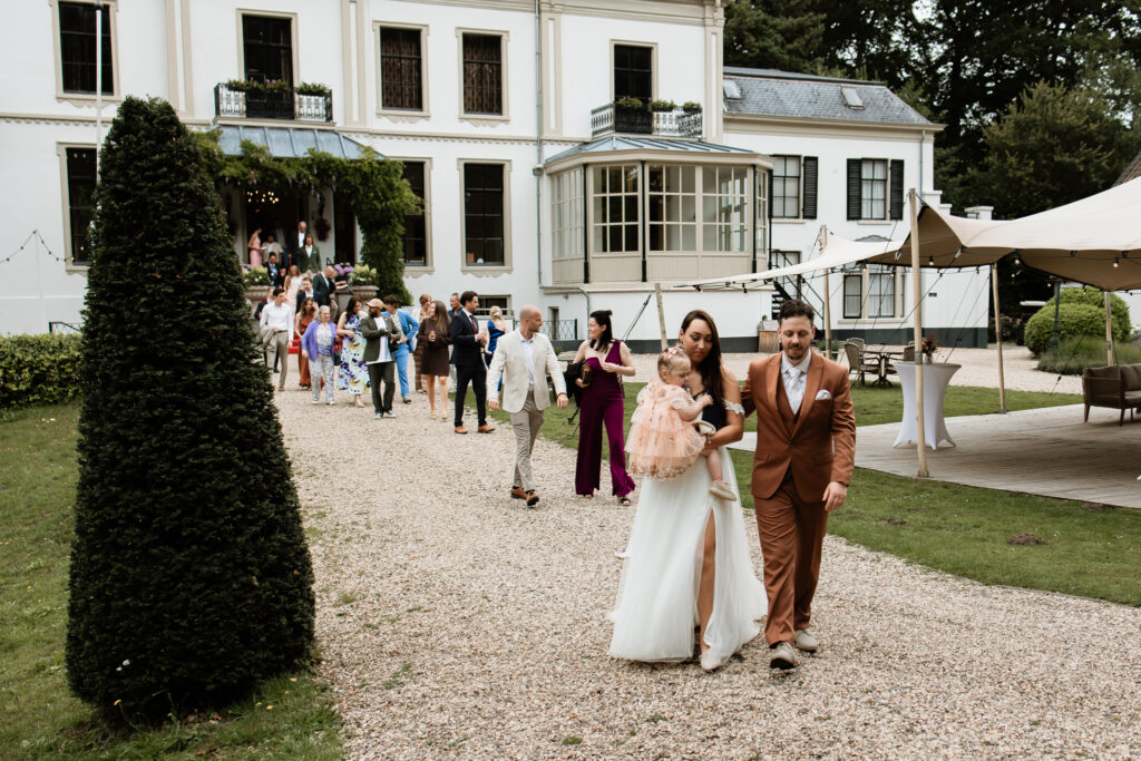 spontane trouwfoto's huis ter eerbeek trouwlocatie trouwfotograaf