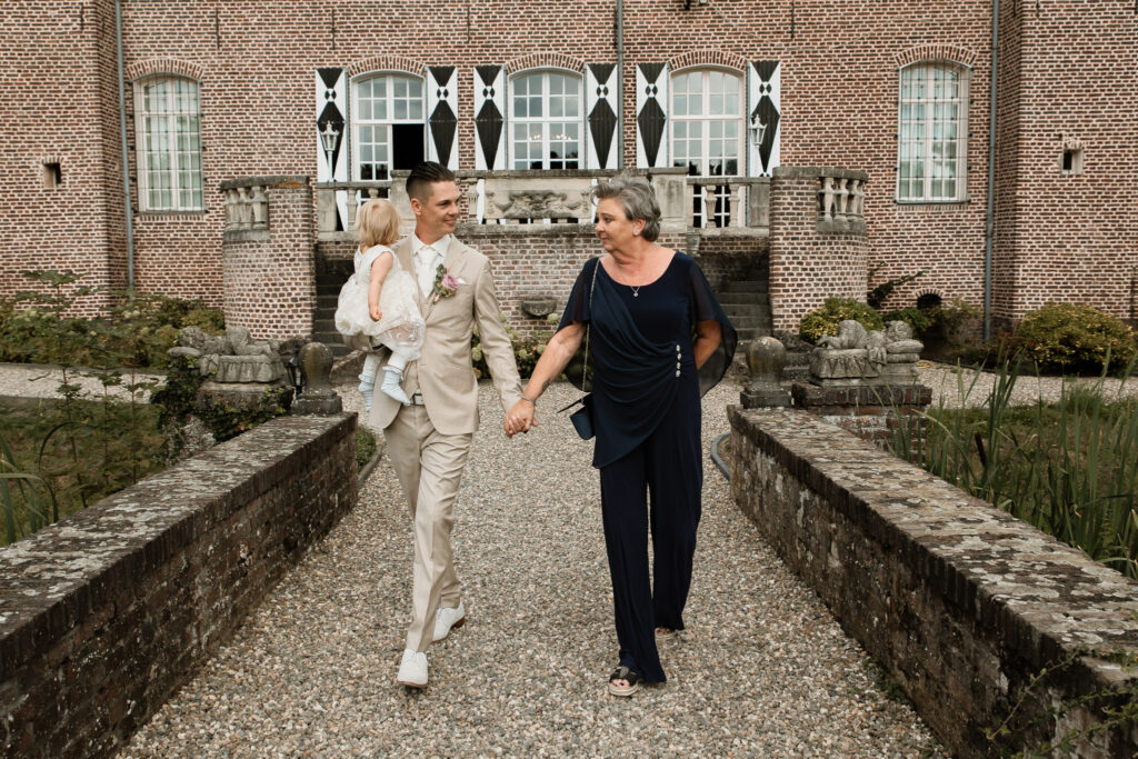 Trouwfotograaf legt spontane omhelzing vast op het binnenplein van Kasteel Aldenghoor