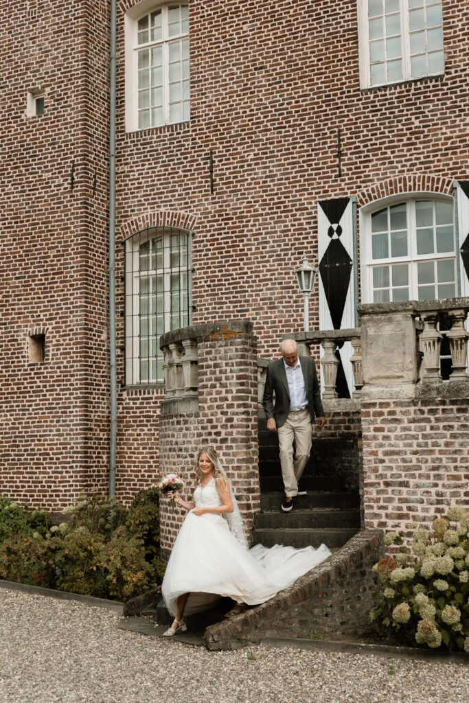 Trouwfotograaf legt spontane omhelzing vast op het binnenplein van Kasteel Aldenghoor