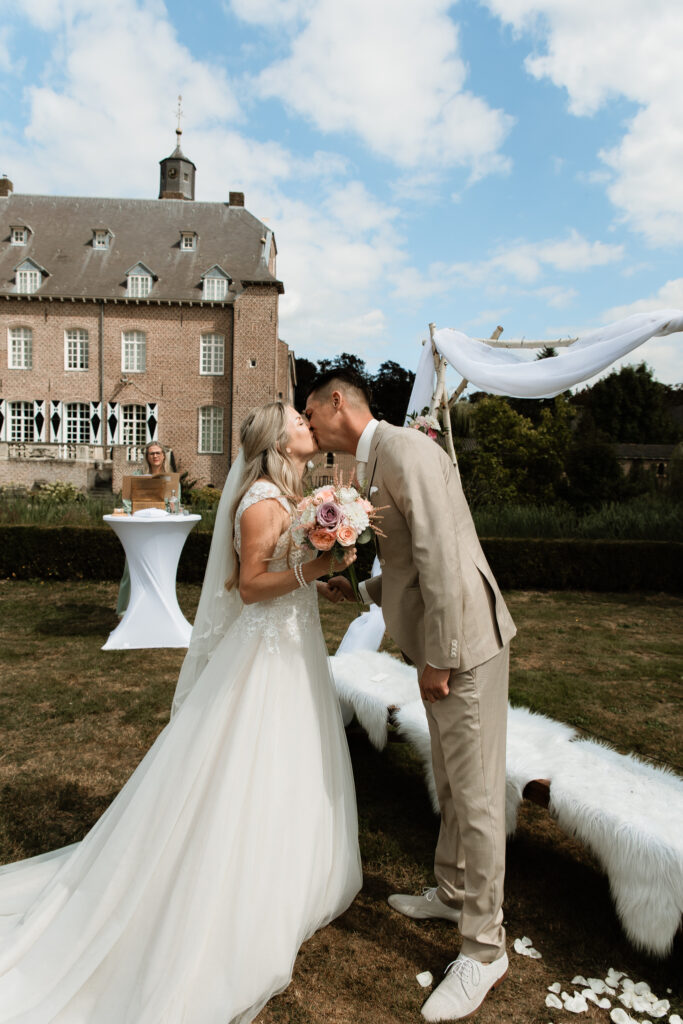 Trouwfotograaf legt spontane omhelzing vast op het binnenplein van Kasteel Aldenghoor